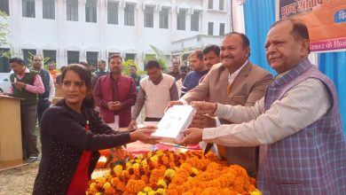 Photo of ‘मोती सिंह’ ने छात्र-छात्राओं को वितरित किया स्मार्टफोन