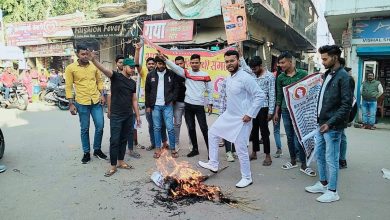 Photo of पट्टी चौक पर फूंका गया स्वामी प्रसाद मौर्य का पुतला