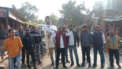 Photo of आलोक शुक्ला’चंचल’ की अगुवाई में आरके वर्मा और स्वामी प्रसाद मौर्य का पुतला फूंका चप्पलों से पीटा