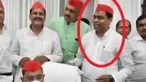 Photo of सपा विधायक आर के वर्मा के प्रतिनिधि व समर्थकों को को वकीलों ने कूटा