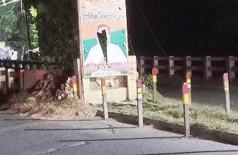 Photo of पट्टी चेयरमैन घूम रहे पहाड़ों में, पट्टी में फाड़ा जा रहा पोस्टर
