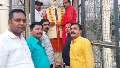 Photo of पूर्व विधानसभा अध्यक्ष व कैबिनेट मंत्री प्रो. वासुदेव सिंह की प्रतिमा पर किया माल्यार्पण