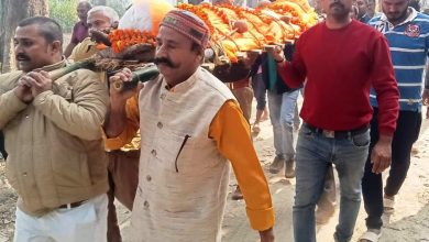 Photo of उडैयाडीह बाज़ार नृशंस हत्याकांड:  अंतिम संस्कार में जुटे लोगों ने दी परिवार को सांत्वना