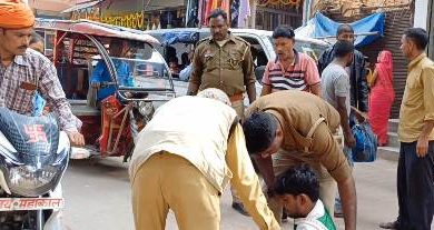 Photo of पट्टी चौक : शराब पीकर टुन्न युवक बीच सड़क बैठ करने लगा ड्रामा,पुलिस देख लहराने लगा 500 का नोट