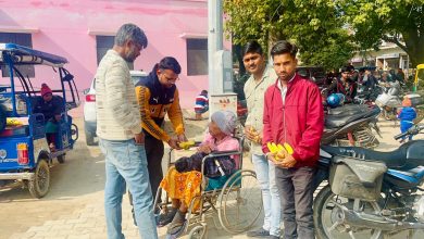 Photo of पिता के जन्मदिन पर समाजसेवी पुत्र ने मरीज़ों को फल वितरित किया