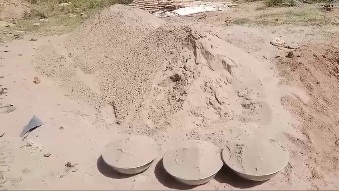 Photo of घटिया नाली निर्माण पर भड़के सभासद ने चेयरमैन से की शिकायत