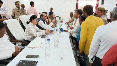 Photo of जिलाधिकारी से शिकायत, शिव मंदिर के पास शराब की दुकान हटाने की मांग