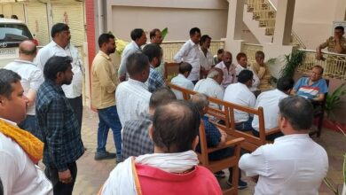 Photo of रुतबा कायम: पूर्व कैबिनेट मंत्री मोती सिंह के जनता दरबार में उमड़ रही भीड़