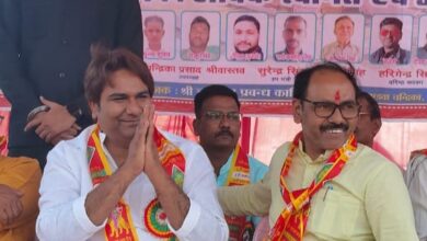 Photo of मां चंडिका धाम पहुंचे सपा नेता संजय पाण्डेय, कन्या पूजन कर लिया आशीर्वाद