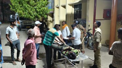 Photo of अज्ञात वाहन की टक्कर से बाइक सवार राजगीर गंभीर रूप से घायल, रेफर