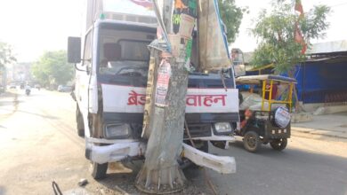 Photo of पट्टी बाईपास पर हाईमास्ट खंभे से टकराई ब्रेड वैन, बड़ा हादसा टला