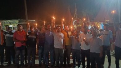 Photo of दीवानगंज बाज़ार में पहलगाम हमलें में ग्रामीणों ने निकाला कैंडल मार्च