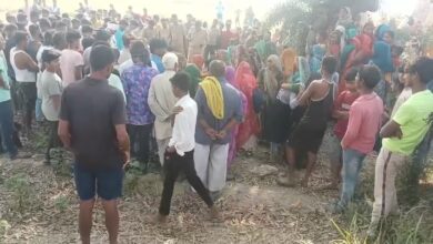 Photo of संदिग्ध हालात में आम के पेड़ से लटकता मिला युवक का शव, प्रेम प्रसंग की चर्चा से मचा हड़कंप