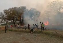 Photo of ग्राम सभा बेला रामपुर में शहीद स्मारक के पास कई छप्परों में लगी भीषण आग