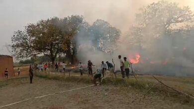 Photo of ग्राम सभा बेला रामपुर में शहीद स्मारक के पास कई छप्परों में लगी भीषण आग