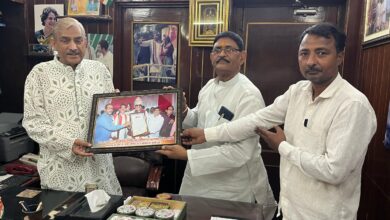 Photo of कांग्रेस नेता राम लवट यादव ने राज्यसभा सांसद प्रमोद तिवारी से की मुलाकात