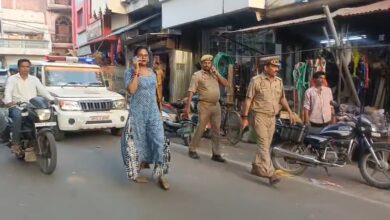 Photo of ख़बर का हुआ असर: ट्रैफिक सुधारने खुद सड़क पर उतरे कोतवाल आदित्य कुमार सिंह