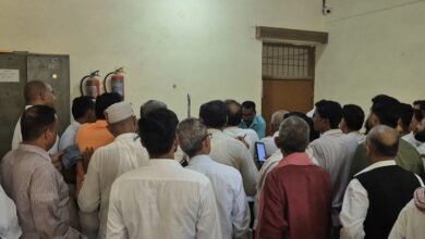 Photo of भीषण गर्मी में बहस को मजबूर अधिवक्ता, पट्टी तहसील में अव्यवस्था चरम पर