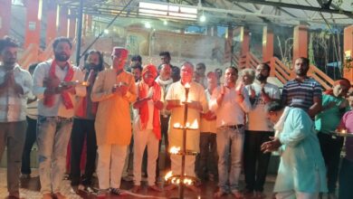 Photo of गंगा दशहरा की पूर्व संध्या पर शनिदेव धाम में उमड़ा जनसैलाब, 2100 दीपों से जगमगाया धाम