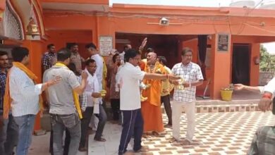 Photo of योगी आदित्यनाथ के जन्मदिन पर भाजपाइयों ने की पूजा, बांटा प्रसाद