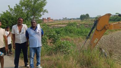 Photo of पीली नदी की सफाई में भ्रष्टाचार का आरोप, ग्रामीणों ने रोका JCB से काम