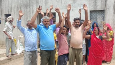 Photo of राशन में घटतौली को लेकर ग्रामीणों का हंगामा
