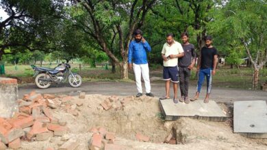 Photo of सड़क किनारे खुले चैंबर बन रहे हादसों की वजह, ग्रामीणों में आक्रोश