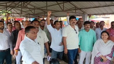 Photo of स्कूल मर्ज नीति के विरोध में शिक्षकों ने किया धरना प्रदर्शन