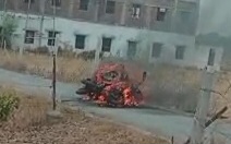 Photo of आग का गोला बनी ‘मोपेड’ बाल बाल बचा युवक