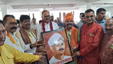 Photo of एपीएस एकेडमी में मंगल पाण्डेय जयंती पर कवि सम्मेलन व सम्मान समारोह, डिप्टी सीएम ने किया दीप प्रज्वलन