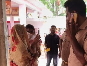 Photo of सुंदर चेहरा, शातिर दिमाग! बेलखरनाथ धाम में सगी बहनों ने किया चैन स्नैचिंग का प्रयास, पुजारी ने रंगे हाथ दबोचा