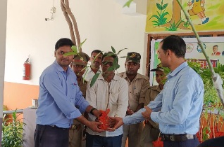 Photo of अमेठी में “पौध भंडारा”, डिप्टी रेंजर की देखरेख में बांटे गए आम और सहजन के पौधे