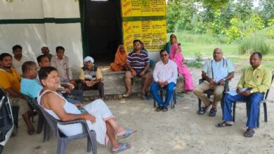 Photo of स्कूल मर्जर के विरोध में उतरे ग्रामीण,पूरे सुखचैन का प्राथमिक विद्यालय बंद, चरैया में किया विलय