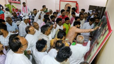Photo of सैकड़ों सपा कार्यकर्ताओं ने केक काटकर मनाया पूर्व मंत्री गायत्री प्रसाद का जन्मदिन