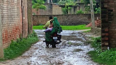 Photo of चण्डेरिया गांव का रास्ता बना परेशानी, कीचड़ से फिसल रहे राहगीर