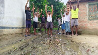 Photo of गांव के रास्ते में कीचड़ ही कीचड़, बरसात में पैदल चलना भी दूभर
