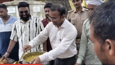 Photo of पट्टी हनुमान मंदिर पर अधिवक्ताओं द्वारा भव्य भंडारे का आयोजन, SDM तनवीर अहमद ने की सहभागिता
