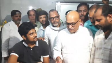 Photo of पट्टी गोलीकांड: घायलों से मिले कांग्रेस प्रदेश अध्यक्ष अजय राय, बोले – भाजपा का ब्लॉक प्रमुख सड़कों पर चला रहा गोली, कब चलेगा बुलडोजर?