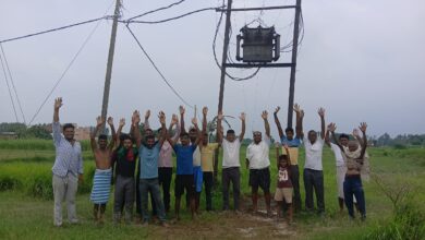 Photo of 10 दिन से खराब ट्रांसफार्मर, ग्रामीणों का फूटा गुस्सा — बिजली विभाग के खिलाफ लगे नारे