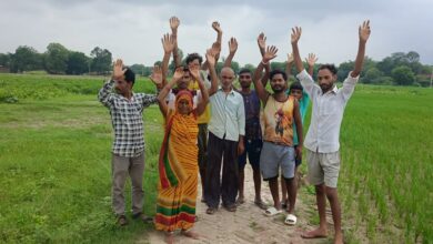 Photo of 400 मीटर रास्ते ने रोका विकास, ग्रामीण खुद कर रहे मरम्मत