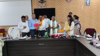 Photo of परिवार संग पहुंचे सेवानिवृत्त बीडीओ का उपहार देकर हुआ भावपूर्ण विदाई समारोह