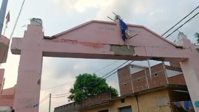 Photo of सैफाबाद में जर्जर गेट बना खतरा, दुकान पर गिरा मलबा