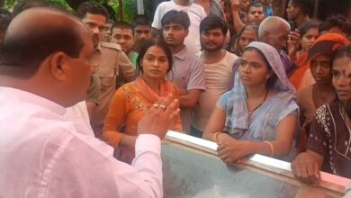 Photo of लाइनमैन का शव रखकर परिजनों ने किया प्रदर्शन, मुआवजे और नौकरी की मांग पर अड़े