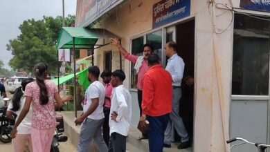 Photo of प्रतापगढ़ में रोडवेज बस और कार की मामूली टक्कर ने लिया हिंसक रूप, चालक और कंडक्टर से बीच सड़क हुई मारपीट