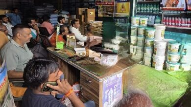 Photo of किसान सम्मान निधि की 20वीं किस्त पाते ही खिले किसानों के चेहरे, पट्टी में मीठा बांटकर मनाया जश्न